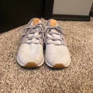 New balance tennis shoes